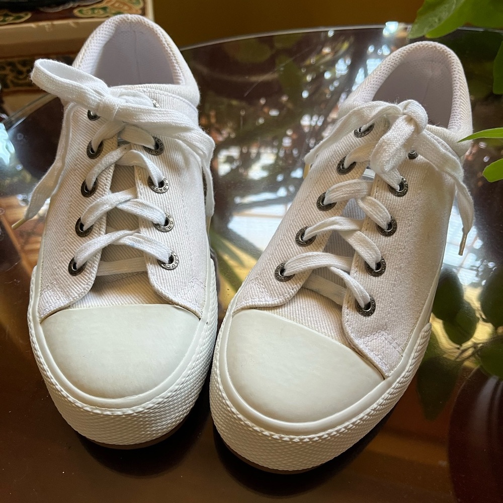 Bass Women’s Lace casual white sneakers in Size 8.5M